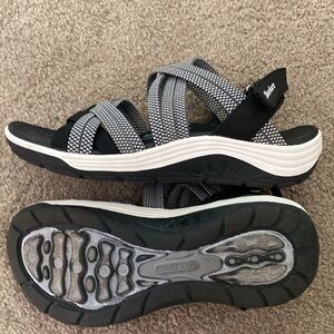 Skechers women's size 6 black and white . Excellent condition . hiking sandal